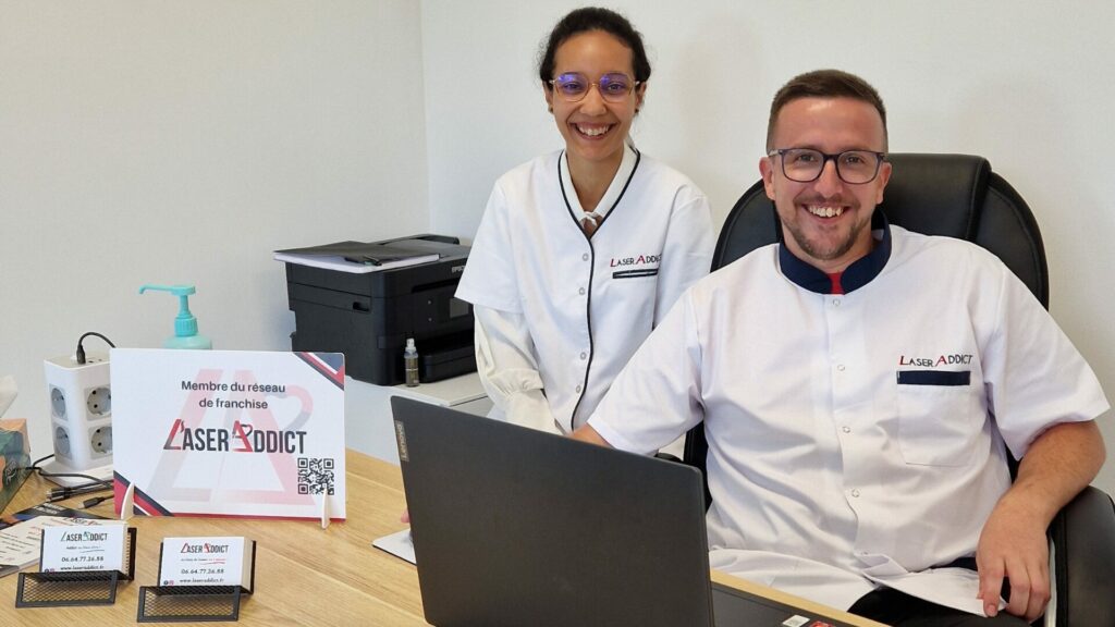 Florian et Chaïmaa dans le centre LaserAddict Montpellier Juvignac, praticiens spécialisés en arrêt du tabac, perte de poids et bien-être au laser.