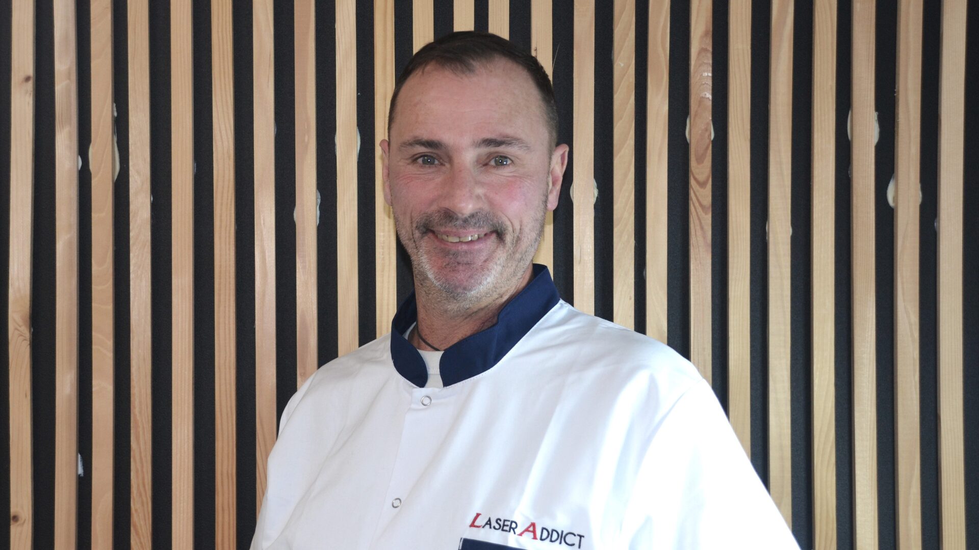 Éric, praticien du centre LaserAddict de Sens, portant une veste de praticien LaserAddict, spécialiste de l’arrêt du tabac par laser.