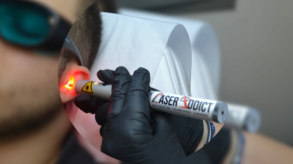 Une praticienne LaserAddict applique un laser doux sur le visage d’un client détendu, dans une ambiance apaisante. La lumière du laser symbolise une méthode naturelle et indolore pour arrêter de fumer.