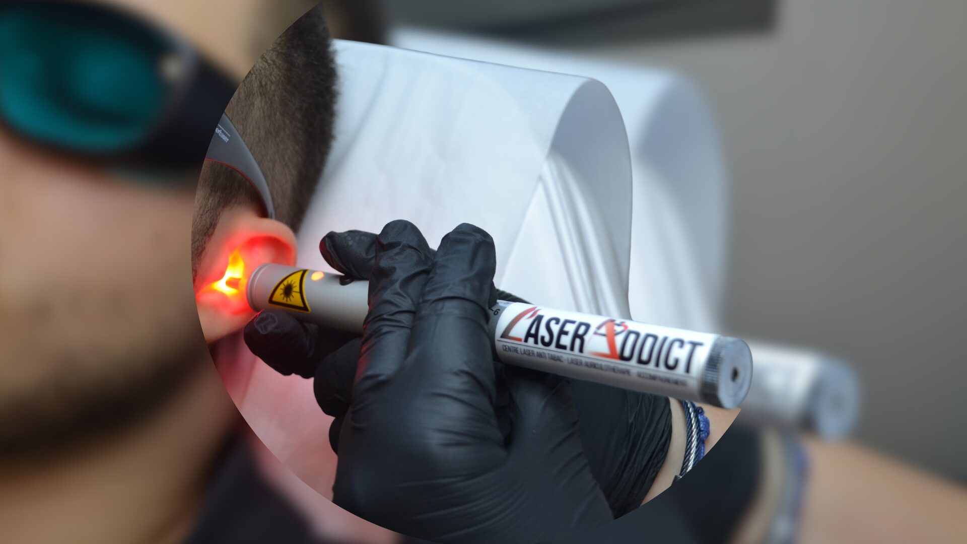 Une praticienne LaserAddict applique un laser doux sur le visage d’un client détendu, dans une ambiance apaisante. La lumière du laser symbolise une méthode naturelle et indolore pour arrêter de fumer.