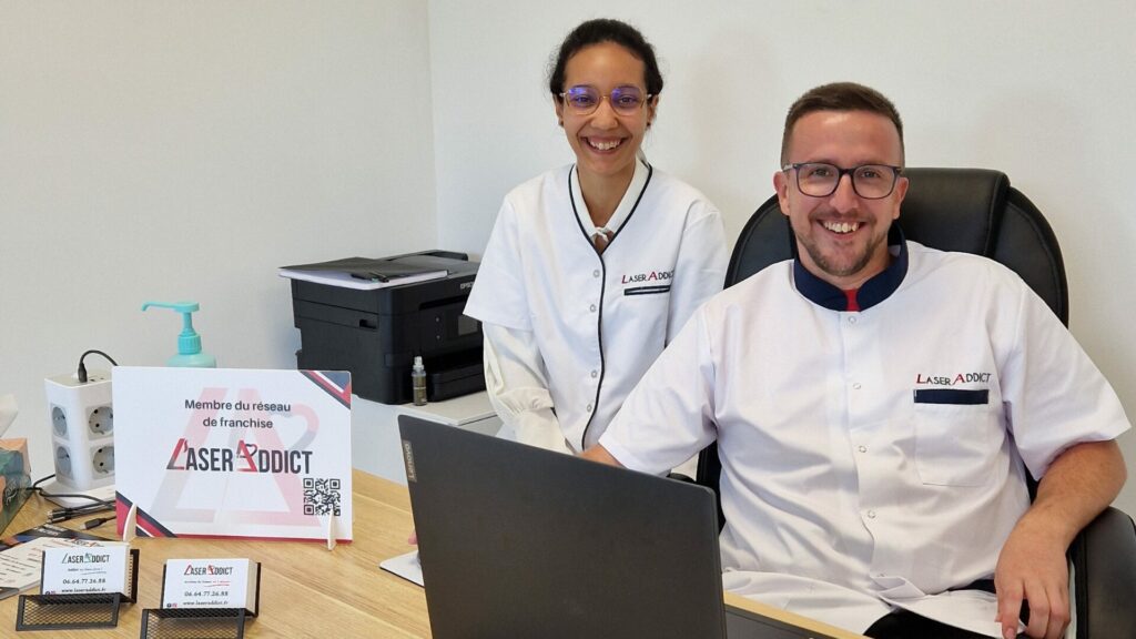 Franchisés LaserAddict célébrant leur première année d’activité dans leur centre bien-être LaserAddict