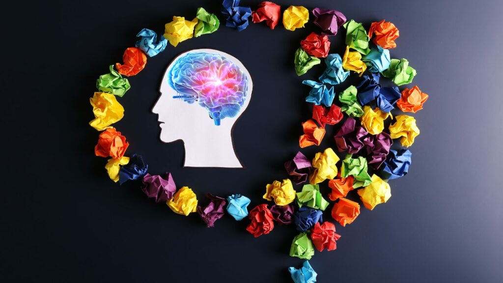 Visage en gros plan avec visualisation d’un cerveau en forte activité cérébrale symbolisant la charge mentale et le stress chronique, accompagnement bien-être LaserAddict.