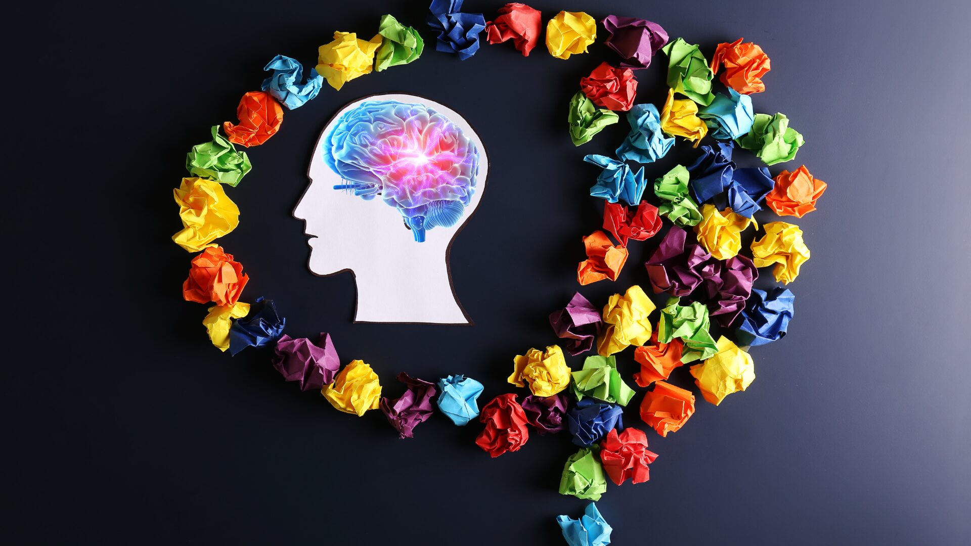 Visage en gros plan avec visualisation d’un cerveau en forte activité cérébrale symbolisant la charge mentale et le stress chronique, accompagnement bien-être LaserAddict.