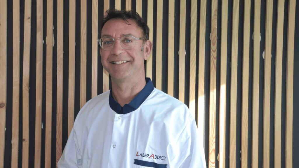 Benoît, praticien LaserAddict à Nîmes, accompagnant un client dans un parcours bien-être personnalisé pour l’arrêt du tabac et la gestion des addictions – LaserAddict Nîmes