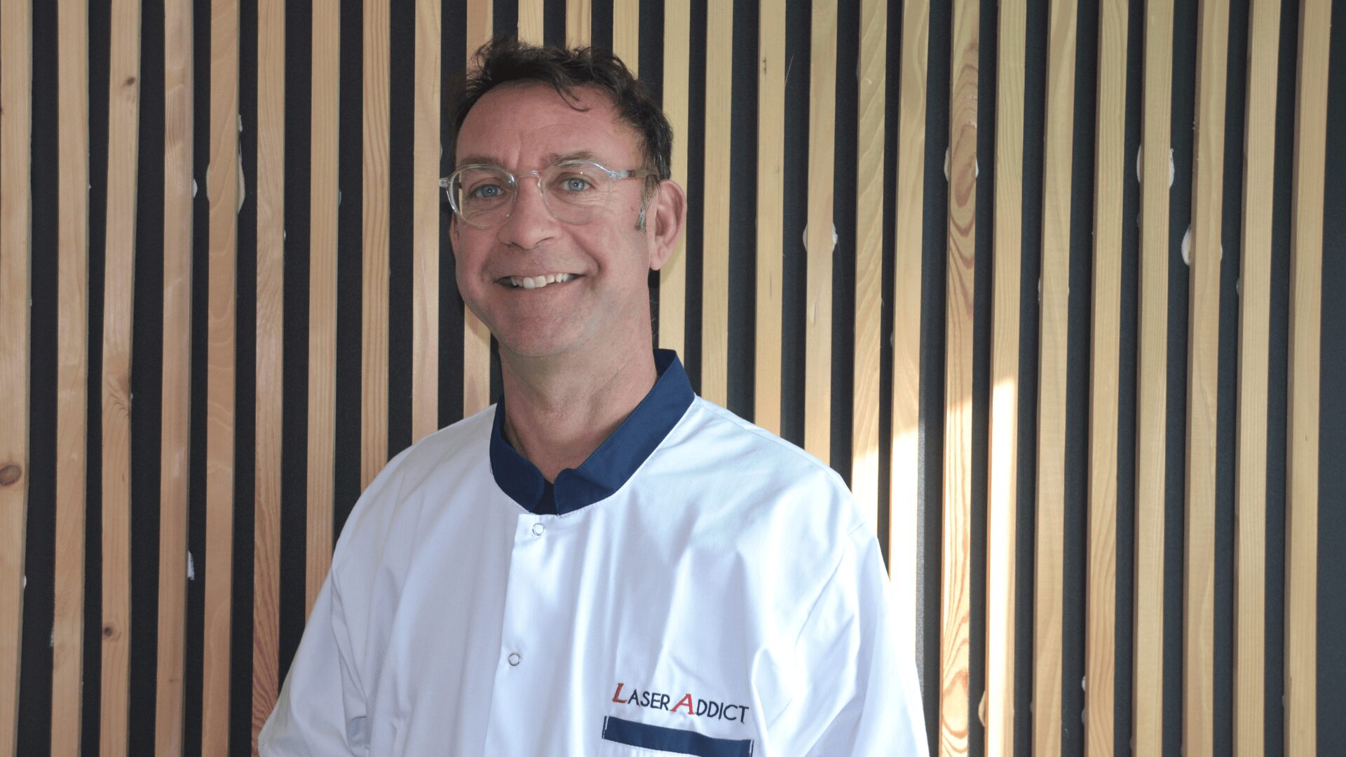 Benoît, praticien LaserAddict à Nîmes, accompagnant un client dans un parcours bien-être personnalisé pour l’arrêt du tabac et la gestion des addictions – LaserAddict Nîmes