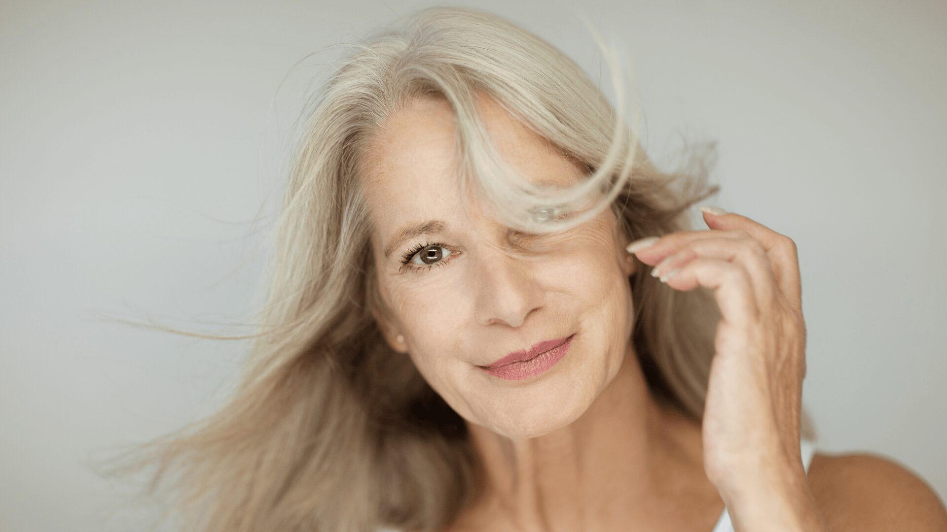 Femme d’âge mûr ressentant les symptômes de la ménopause comme les bouffées de chaleur et les perturbations hormonales, accompagnement naturel avec LaserAddict.