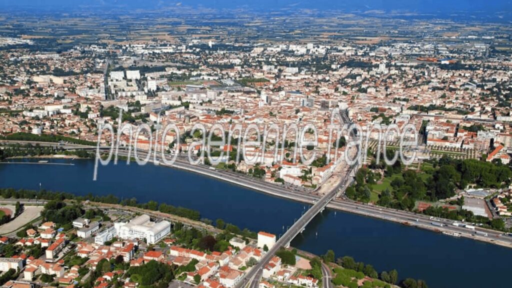 Centre-ville de Valence dans la Drôme (26000) – environnement idéal pour le bien-être avec LaserAddict Valence