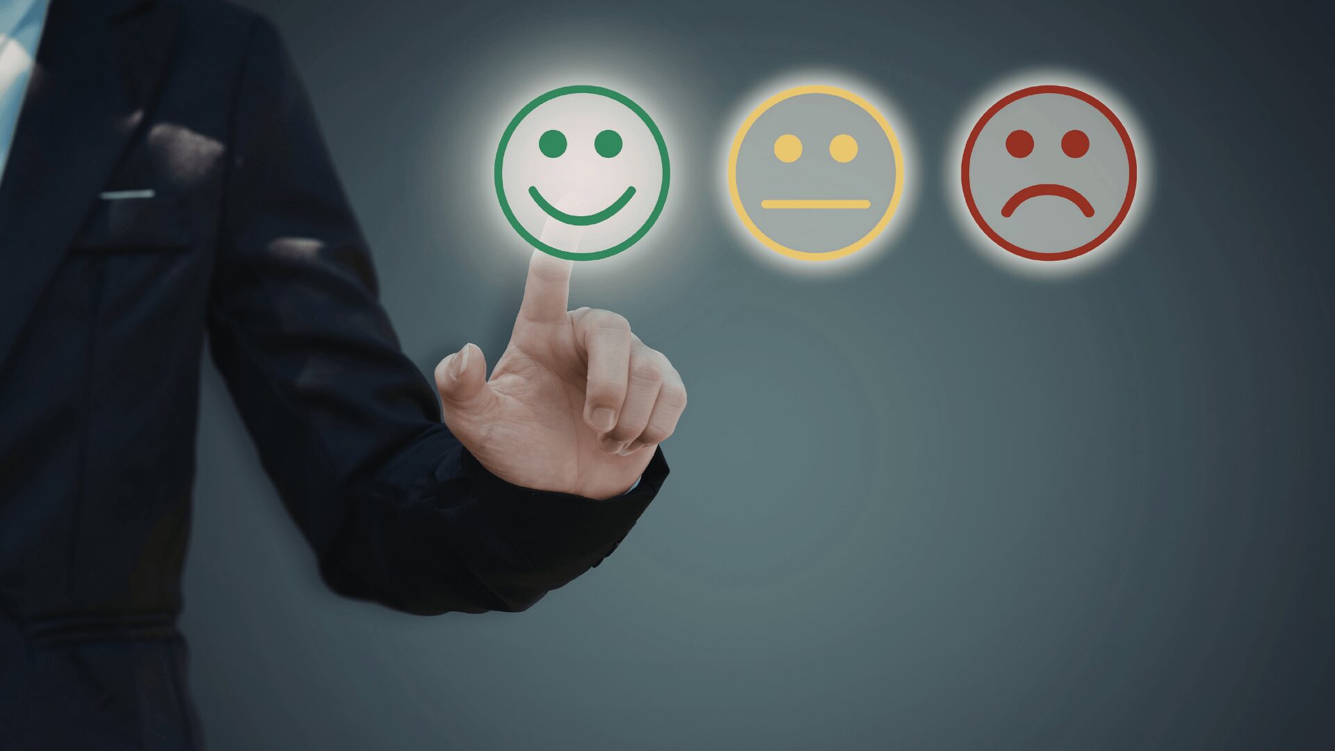 Main d’un homme sélectionnant un smiley vert heureux parmi trois émotions représentant le lien entre émotions et addictions avec LaserAddict