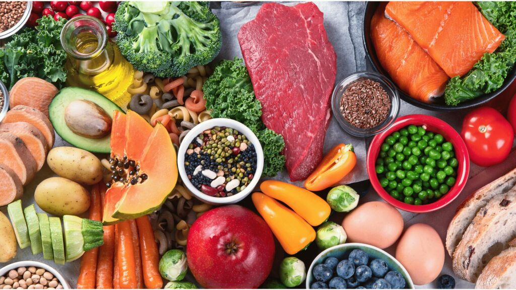 Personne adoptant une alimentation équilibrée avec des aliments sains et variés, illustrant le rééquilibrage alimentaire durable sans frustration accompagné par LaserAddict pour favoriser la perte de poids et le bien-être global.